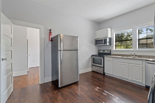 516 Mill St Denton, TX 76205 photo 2