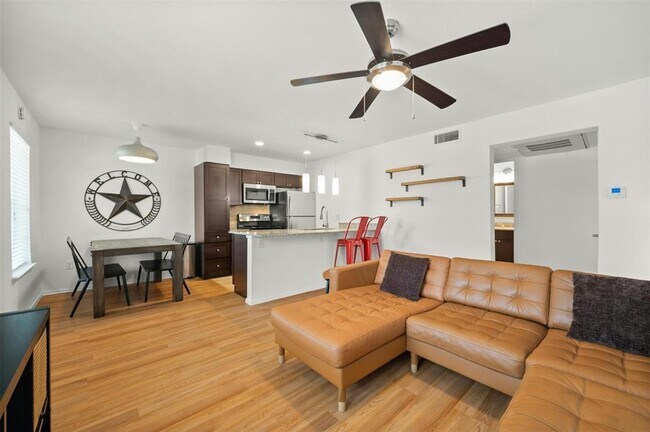 910 Duncan Ln Austin, TX 78705 photo 2