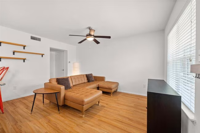 910 Duncan Ln Austin, TX 78705 photo 4