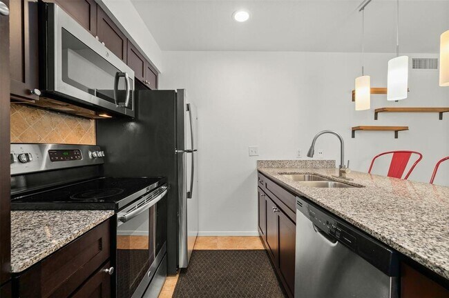 910 Duncan Ln Austin, TX 78705 photo 5