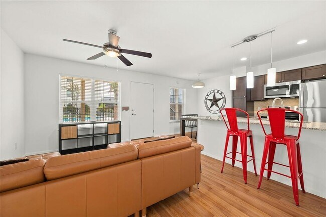 910 Duncan Ln Austin, TX 78705 photo 3