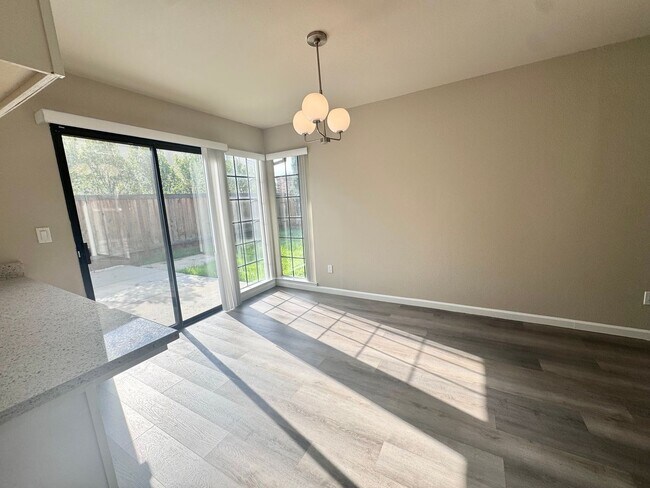 Gorgeously Remodeled 3bed 2.5 Bath home in Brentwood photo 5