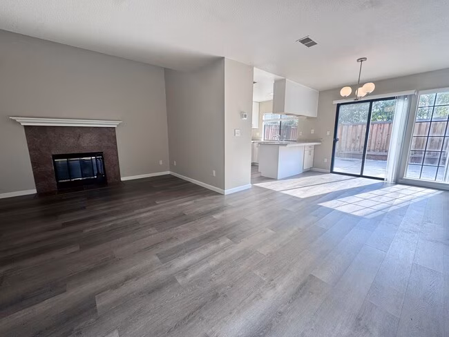 Gorgeously Remodeled 3bed 2.5 Bath home in Brentwood photo 4