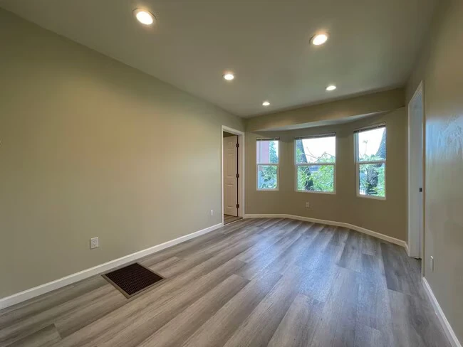 2535 Wallace St Oakland, CA 94606 photo 4