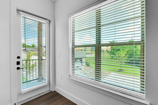 1492 Bernard St Garland, TX 75089 photo 4