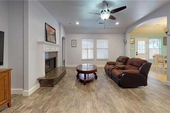 1828 Marlin Dr Aubrey, TX 76227 photo 2