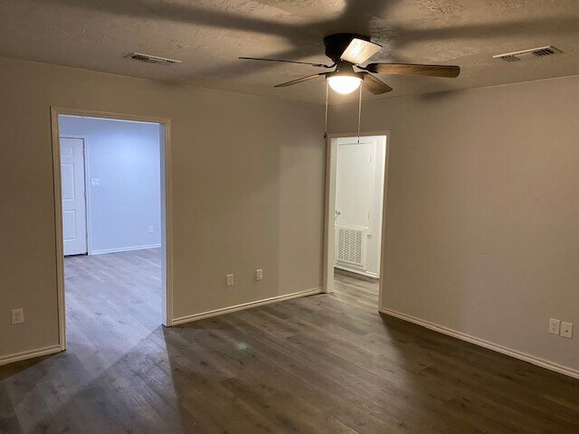 309 S Avenue C Elgin, TX 78621 photo 2