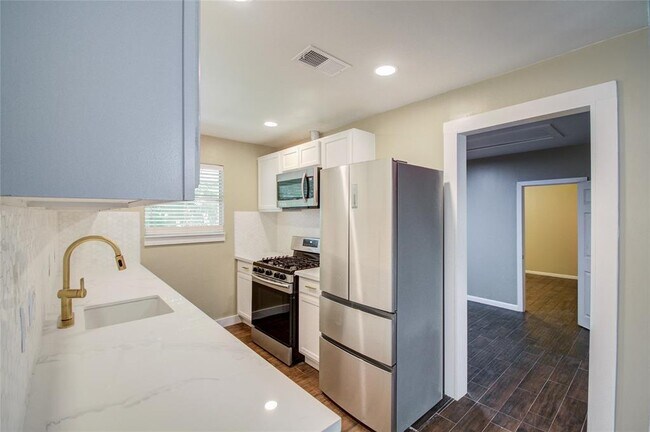 14019 Clear Forest Drive, Sugar Land, TX 77498 photo 3