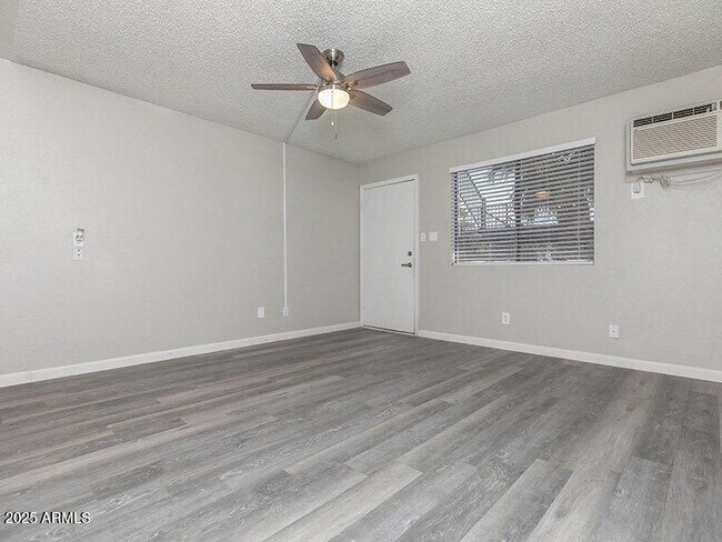 13517 W Glendale Ave Glendale, AZ 85307 photo 3