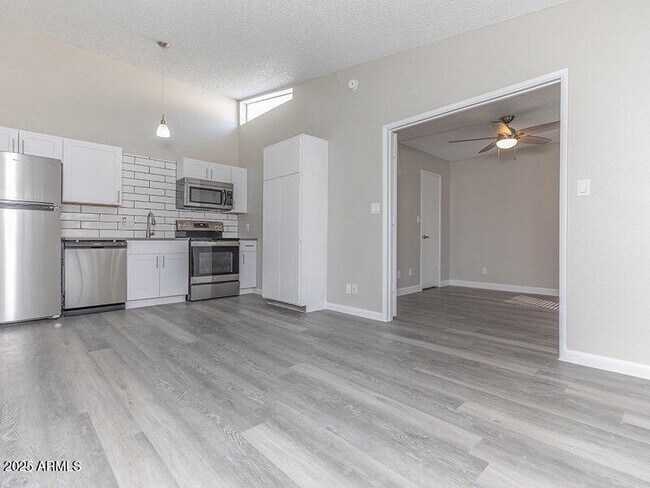 13517 W Glendale Ave Glendale, AZ 85307 photo 2