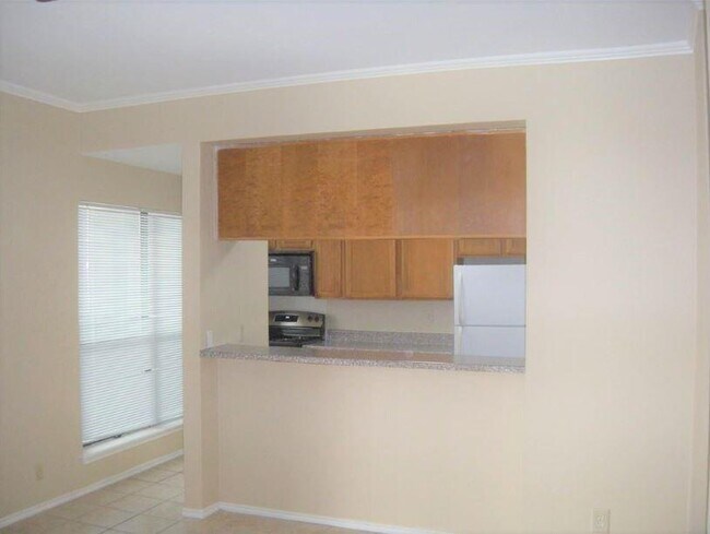 704 W 21st St Austin, TX 78705 photo 3