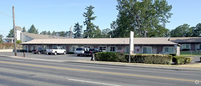 Three Oaks Apartments photo 2
