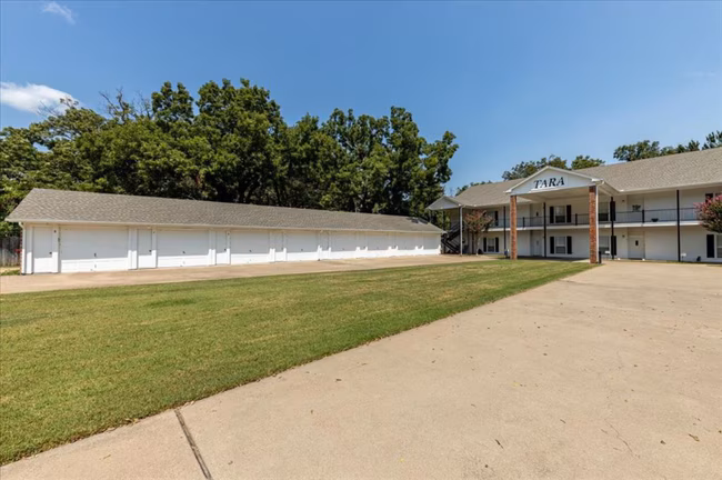 400 Gaither St Glen Rose, TX 76043 photo 2