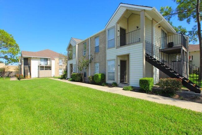 1111 W Main St League City, TX 77573 photo 2