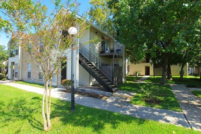 1111 W Main St League City, TX 77573 photo 3