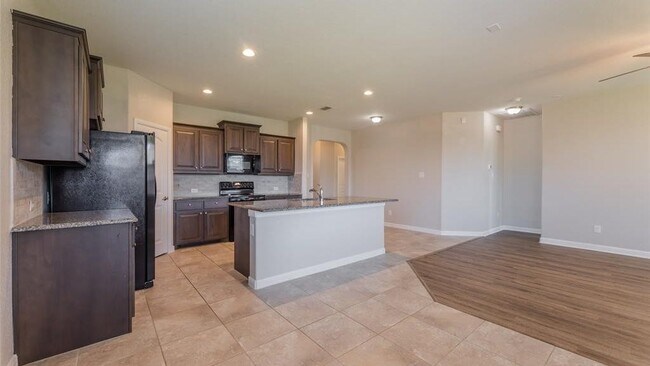 1000 Meadow Scape Dr Burleson, TX 76028 photo 4