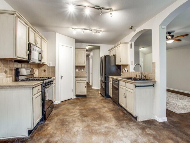2211 Lilac Cir McKinney, TX 75071 photo 4