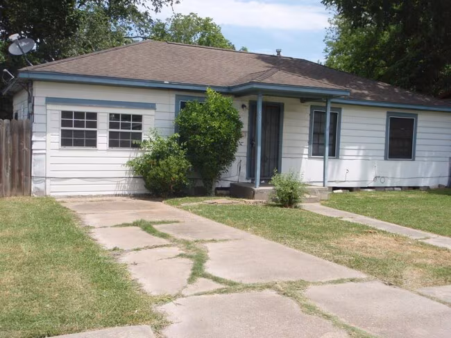 5213 Carmen Street, Houston, TX 77033 photo 2