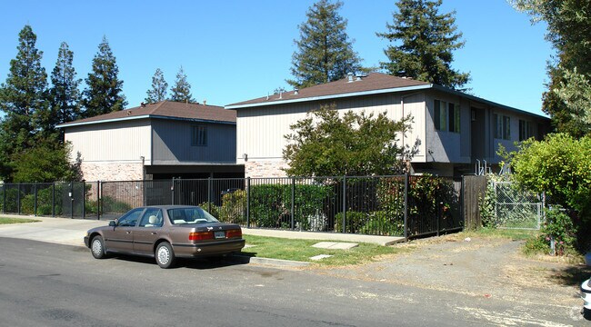 2141 Fremont St photo 3