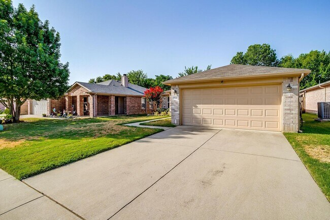 7940 Meadow View Tr Fort Worth, TX 76120 photo 2