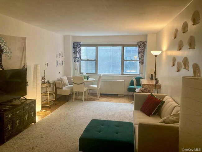 321 E 48th St New York, NY 10017 photo 2