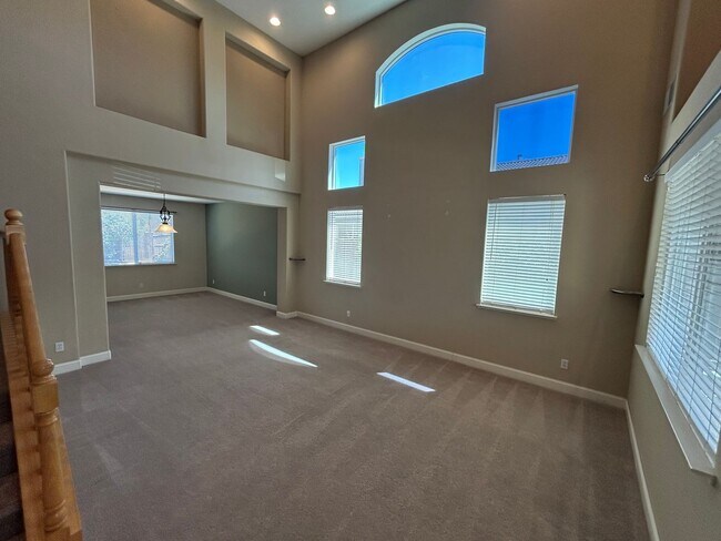 Beautiful 4 Bedroom 3 Bathroom in Quiet Neighborhood photo 2