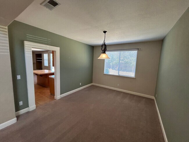 Beautiful 4 Bedroom 3 Bathroom in Quiet Neighborhood photo 4