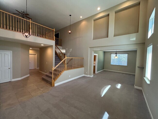 Beautiful 4 Bedroom 3 Bathroom in Quiet Neighborhood photo 3