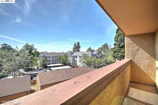 26937 Hayward Boulevard, Hayward, CA 94542 photo 3