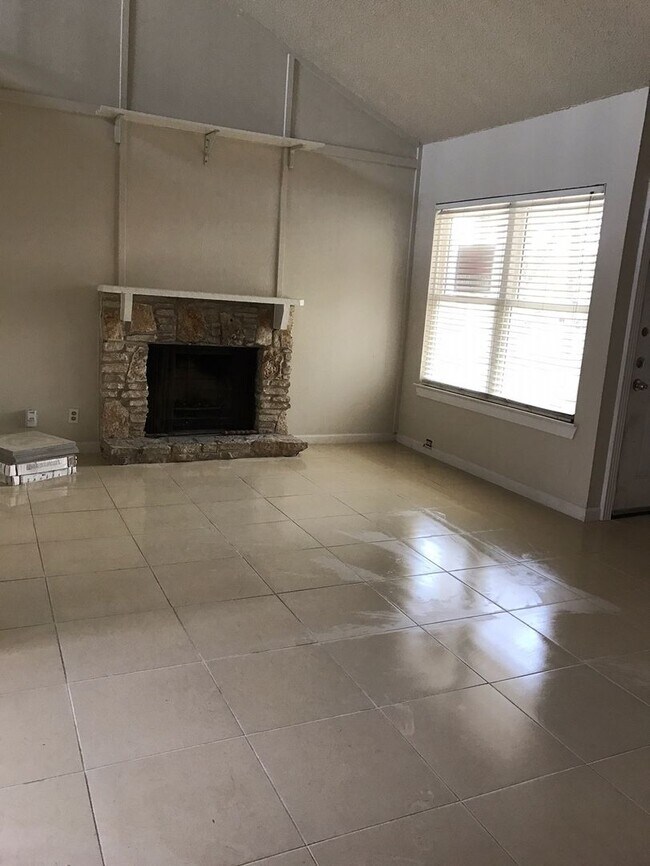 1733 Timberwood Dr Austin, TX 78741 photo 4