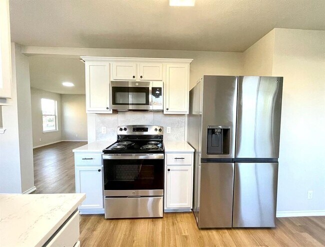 335 Avalanche Ave Georgetown, TX 78626 photo 2
