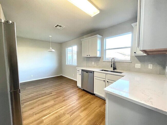 335 Avalanche Ave Georgetown, TX 78626 photo 4