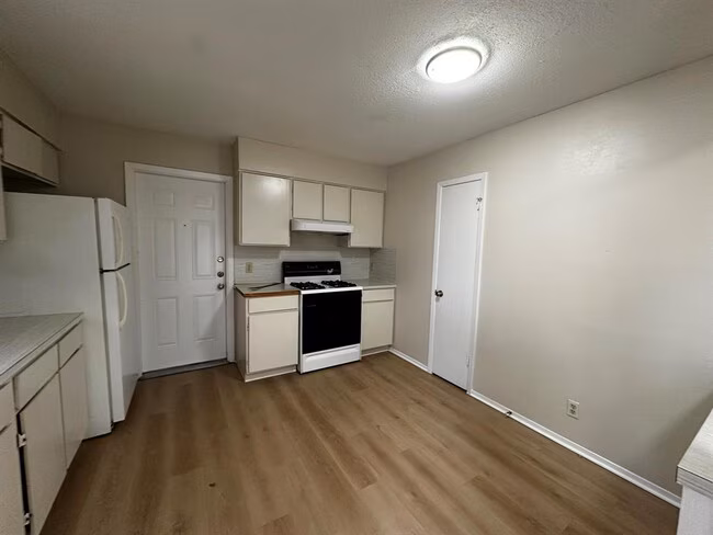 5802 Emerald Forest Dr Austin, TX 78745 photo 5