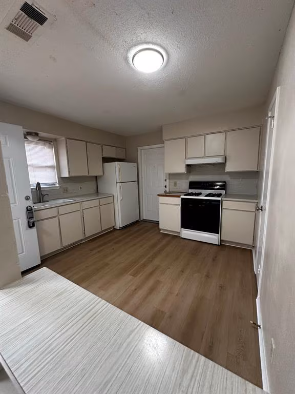 5802 Emerald Forest Dr Austin, TX 78745 photo 4