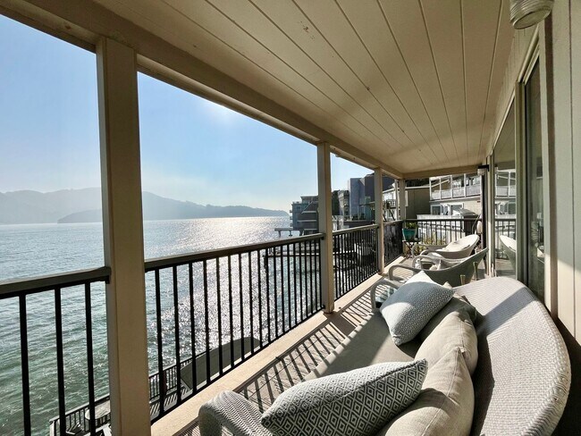 Stunning Waterfront 2Br/2Bath Walk to Town in Tiburon photo 3