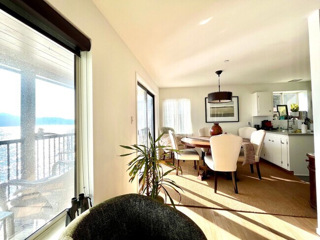 Stunning Waterfront 2Br/2Bath Walk to Town in Tiburon photo 4