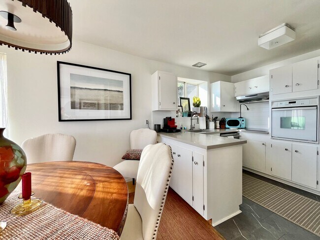 Stunning Waterfront 2Br/2Bath Walk to Town in Tiburon photo 5