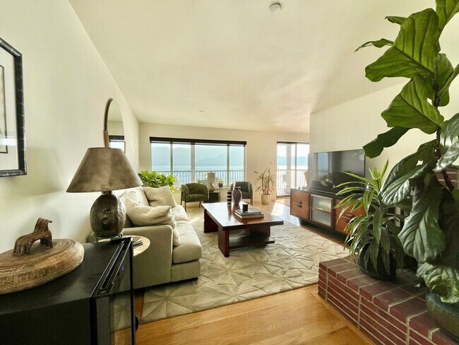 Stunning Waterfront 2Br/2Bath Walk to Town in Tiburon photo 2