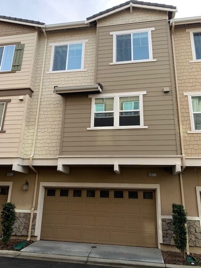 Remodeled Town home in Dublin photo 3