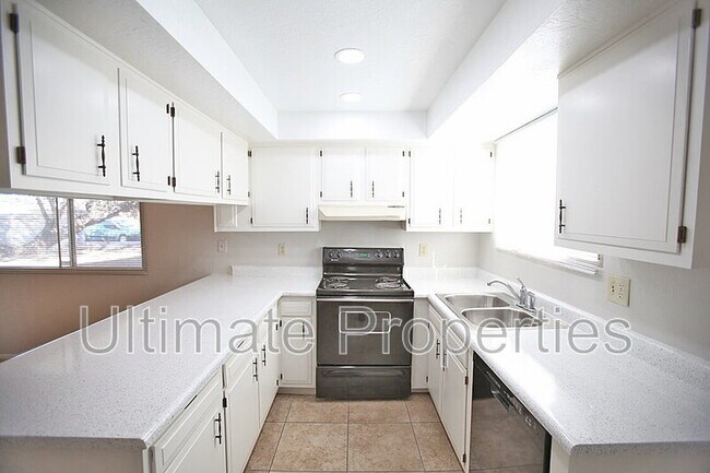 401 W Utopia Rd Phoenix, AZ 85027 photo 2