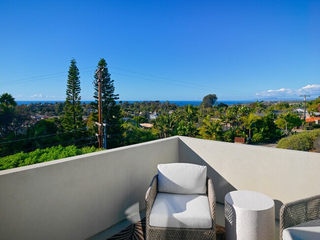 327 Hillcrest Dr Encinitas, CA 92024 photo 3
