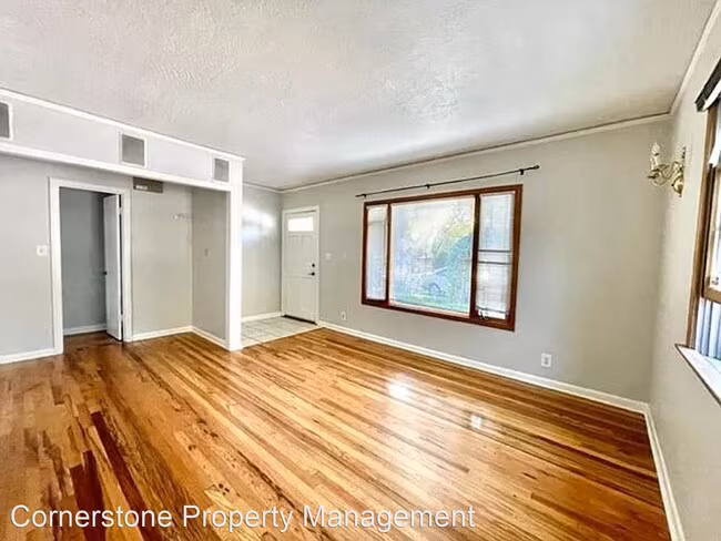 1035 Newhall St San Jose, CA 95126 photo 2