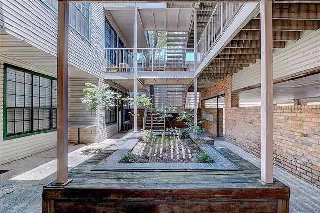 2300 Leon St Austin, TX 78705 photo 2