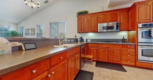 Beautiful 3 Bedroom, 2.5 Bath Antioch home with large loft photo 4