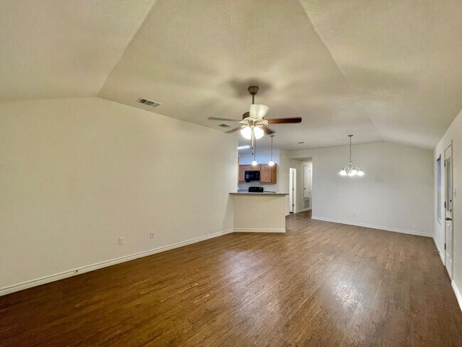901 Lasso Dr Killeen, TX 76543 photo 3