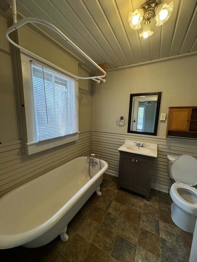 302 N Burleson St Kyle, TX 78640 photo 3