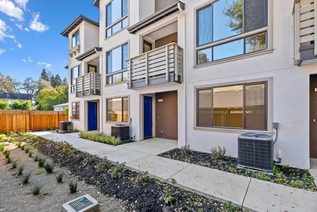951 Woodside Rd Redwood City, CA 94061 photo 2