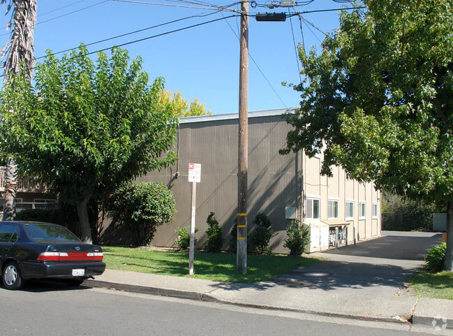 1312-1318 Leafwood photo 3