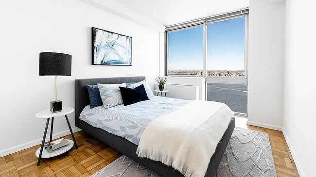 505 W 37th St New York, NY 10018 photo 2