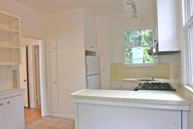 One Bedroom Home in Russian Hill with Rose Garden photo 5